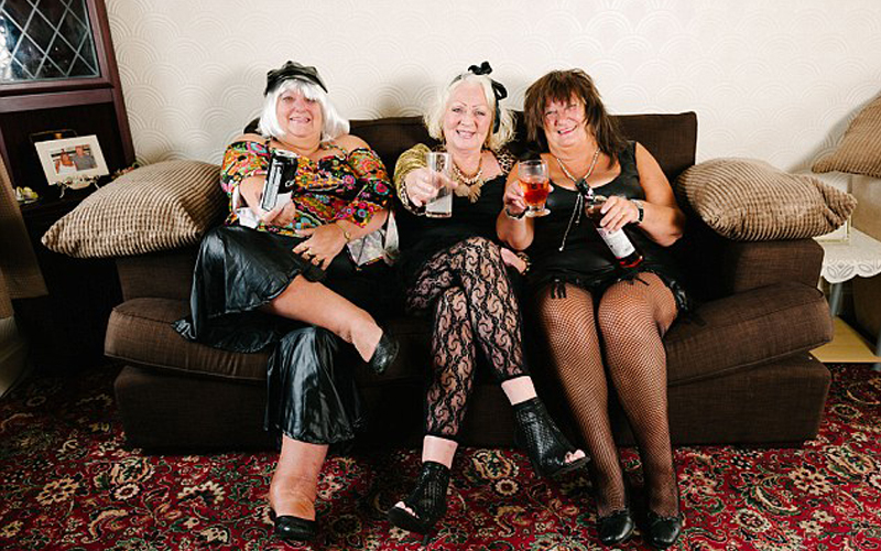 Две зрелые тети. Вечеринка старушек. Несколько старушек. Старые женщины в колготках. Старуха.